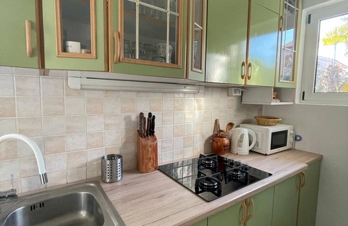 Pinezici House | Pleasant house in Pinezići with parking