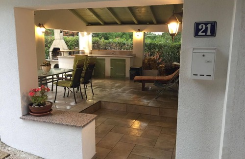 Pinezici House | Pleasant house in Pinezići with parking