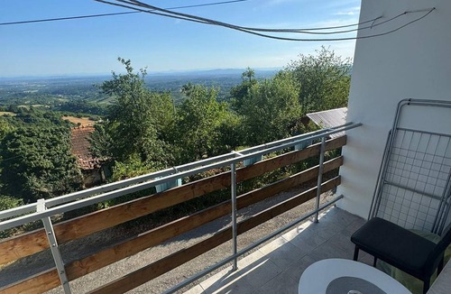 Breznik Plesivicki Apartment | Plesivica Hillside Holiday Home With Hot -tub
