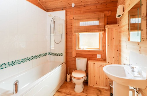 South Cerney Cottage | POCHARD LODGE, pet friendly, with a garden in South Cerney, Cotswolds