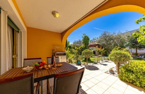 Kostrena Apartment | Pool and Garden Apartments Hortenzija