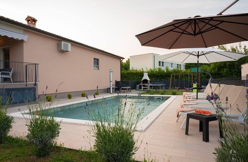 Paradiz House | Poolside Holiday House