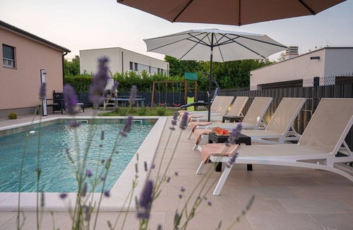 Paradiz House | Poolside Holiday House