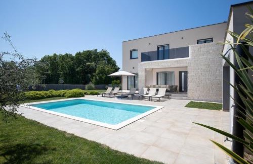 Loborika Villa | Premium Year-Round Poolside Villas