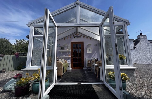 Drumnadrochit Cabin | Private annex with 2 ensuite Bedrooms & parking near Loch Ness en route to Skye