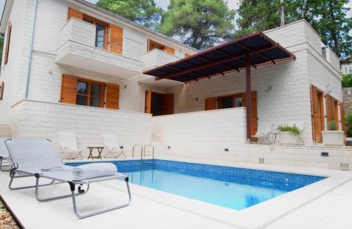 Rogac Villa | Private luxury Villa BIANCO on Solta for up to 10 persons, heated pool, free parking, very close to the beach! FREE Kajak & Mountainbikes, GREAT living area & privacy!