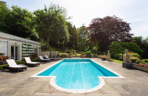 Dursley Villa | Purnell Manor - Nine Bedroom Villa, Sleeps 26