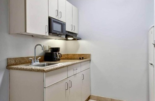 Sulphur Apartment | Queen Bed with Kitchenette Smoking