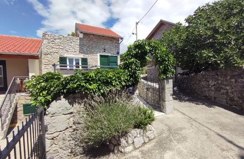 Novi Vinodolski Cottage | Quiet cottage in old village near the sea