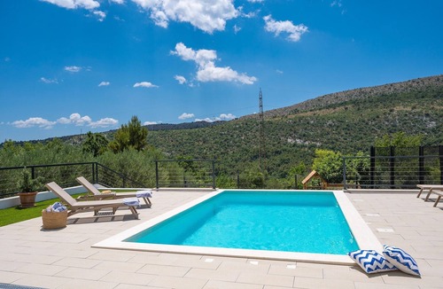 Omis Villa | Relaxed Family Villa in Naklice