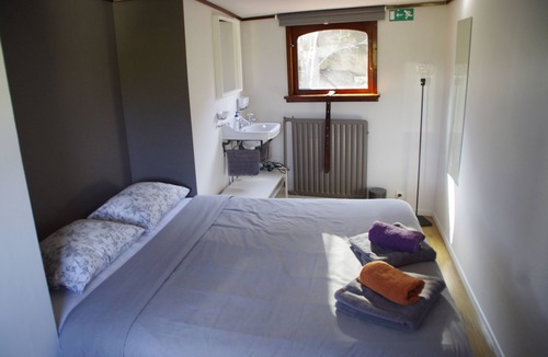 Rooigem Boat Rental | Renovated Houseboat in the Center of Ghent (Captain's Room)