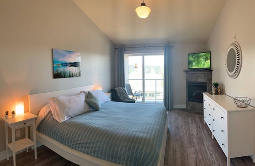 Ladysmith Condo | Right off Main Street, near delicious bakeries and more.10 minute walk to beach!