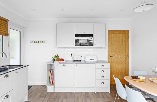 Dartmouth House | River-View Bungalow with Parking, above Historic Dartmouth