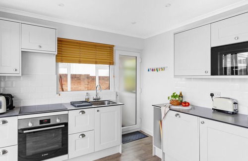 Dartmouth House | River-View Bungalow with Parking, above Historic Dartmouth