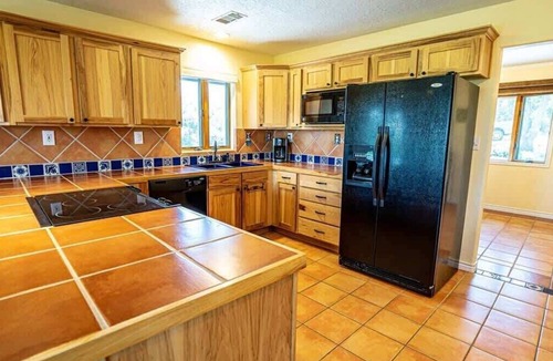 Canyon Lake Cabin | Riverfront | Kayaks, Deck & Games | Sleeps 12!