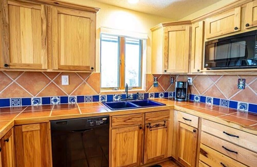 Canyon Lake Cabin | Riverfront | Kayaks, Deck & Games | Sleeps 12!
