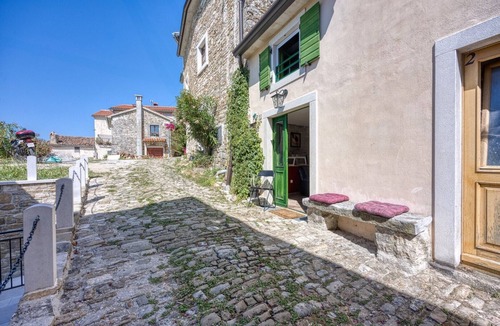 Motovun Apartment | Romantic Casa Amica with Free Parking