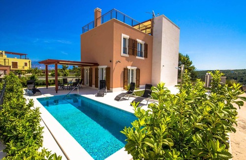 Splitska Villa | Romantic villa — 10 min from the beach!