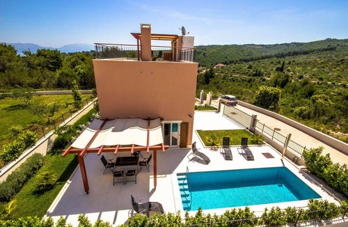 Splitska Villa | Romantic villa — 10 min from the beach!