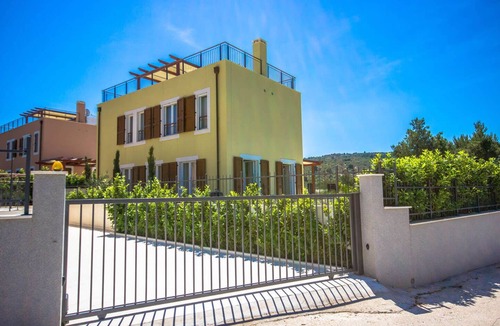 Splitska Villa | Romantic villa — 10 min from the beach!
