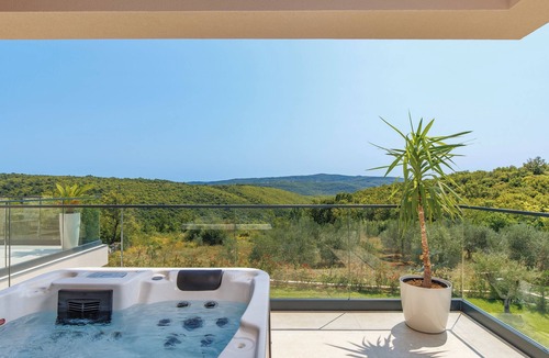 Kunj Villa | Romantic villa with sauna, jacuzzi & heated pool for couples in Istria