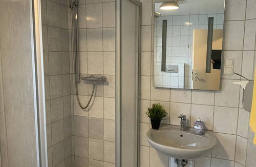 Weiterstadt Bed & Breakfast | Room for fitters with shared bathroom and balcony