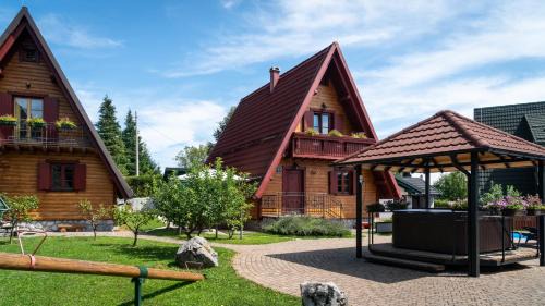 Crni Lug Ski Chalet | Runolist Mountain Resort - 3 Chalets with pool & spa near Risnjak