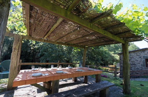 Santiago de Compostela Ski Chalet | Rural house with farm next to the river, 5 minutes from the Cathedral (pets allowed).