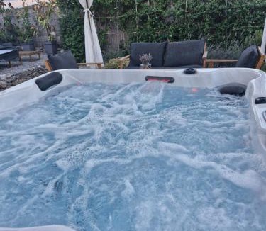 Vinisce House | Rural home Basin dvor with jacuzzi