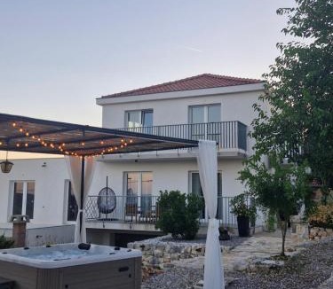 Vinisce House | Rural home Basin dvor with jacuzzi