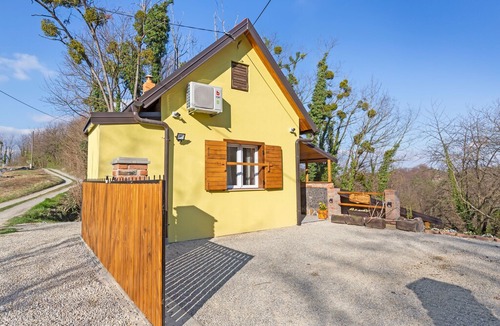 Donja Stubica House | Rustic Holiday Home in Donja Stubica with Terrace