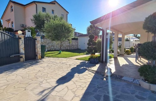 Kastel House | Sanja holiday flat in Kastel with barbecue and pool