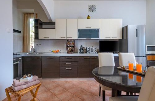 Koromacno Apartment | Sea apartment by beach Vine, olive oil tasting, kajaks, grill