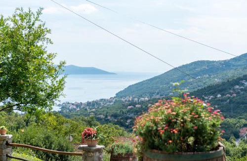 Veprinac Apartment | Sea View Apartment with Garden near Opatija