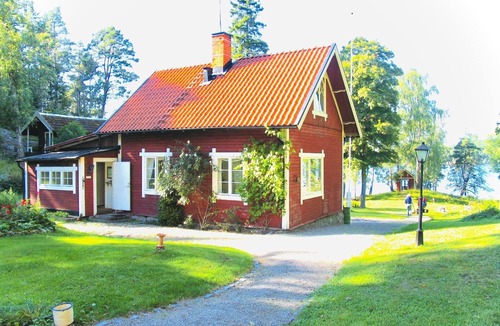 Akersberga Cottage | Seaside century house with beautiful sunset and big jetty with sauna