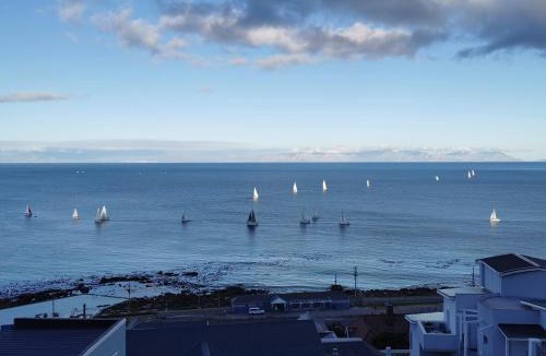 Glencairn Apartment | Seaside Serenity