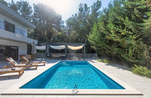 Pomer Villa | Secluded Pine Forest Villa for 8 by the Sea