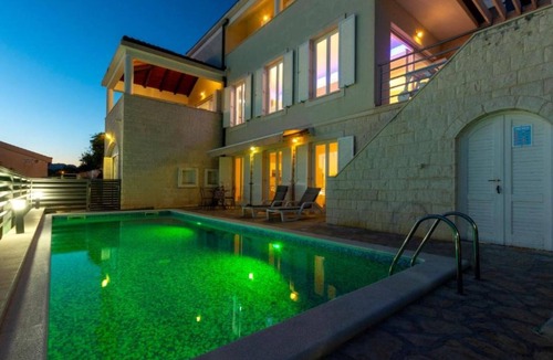 Tice Villa | Seven Bedroom Villa with Outdoor Pool