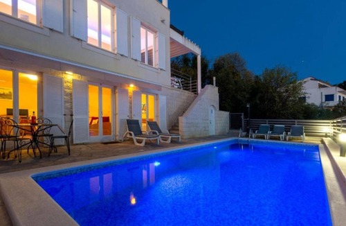 Tice Villa | Seven Bedroom Villa with Outdoor Pool