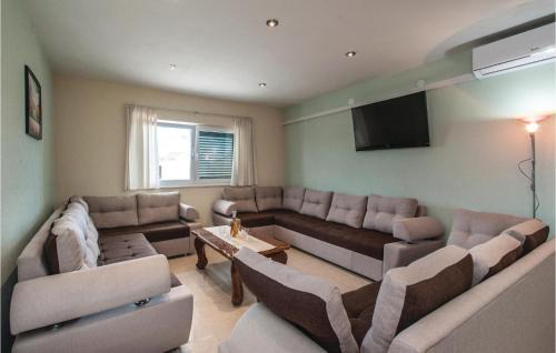 Sevid House | Six-Bedroom Holiday Home In Sevid