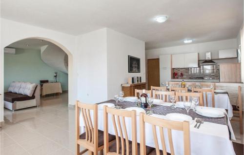 Sevid House | Six-Bedroom Holiday Home In Sevid