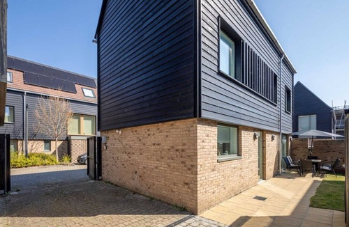 Trumpington Apartment | Spacious 4-Bedroom Home | Ideal for Families & Cor