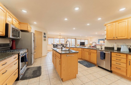 Lander House | Spacious 6 Bedroom Family Home in Lander - Hot Tub, Deck, Garage