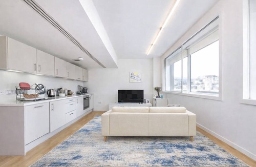 Fitzrovia Apartment | Spacious Fitzrovia Apt with Central AC