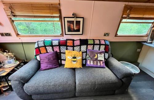 King's Park Boat Rental | Spacious, Quirky Wide-beam boat in Hackney