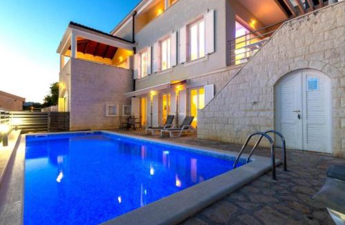 Tice Villa | Spacious Villa Radevenjić with Outdoor Pool