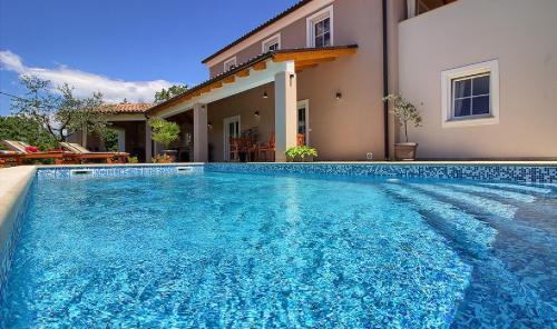 Kavran Villa | Spacious Villa with Private Pool, BBQ, Fenced Yard, Summer Kitchen, Beautiful Beaches nearby