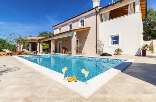 Kavran Villa | Spacious Villa with Private Pool, BBQ, Fenced Yard, Summer Kitchen, Beautiful Beaches nearby