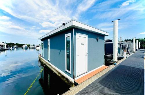 Heugum House | 'Statia' Cozy & Romantic Houseboat in Maastricht