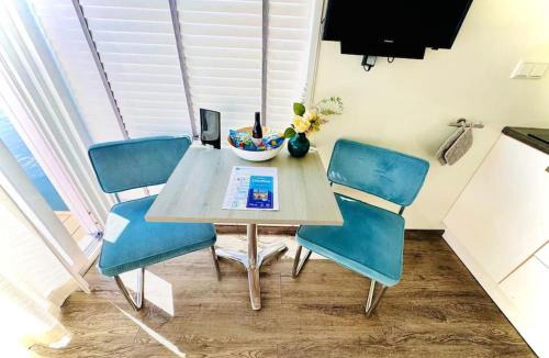 Heugum House | 'Statia' Cozy & Romantic Houseboat in Maastricht